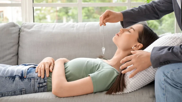 Photo d'une femme sous hypnose allongée sur un canapé