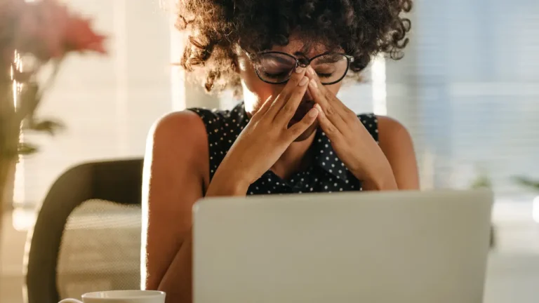 Photo d'une femme qui stresse au travail devant son ordinateur
