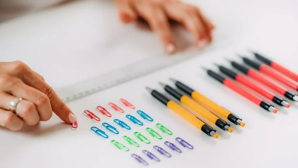 Photo d'une femme qui a des TOC de rangement