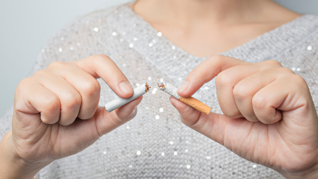 Photo d'une femme qui arrête de fumer et casse une cigarette
