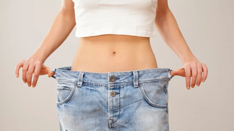 Photo du corps d'une femme qui a maigri, son jean est trop grand