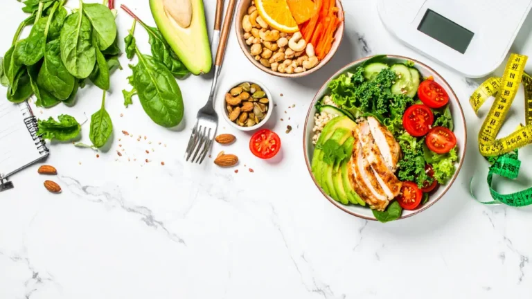 Photo d'une balance et d'aliments naturel illustrant la perte de poids grâce à la naturopathie