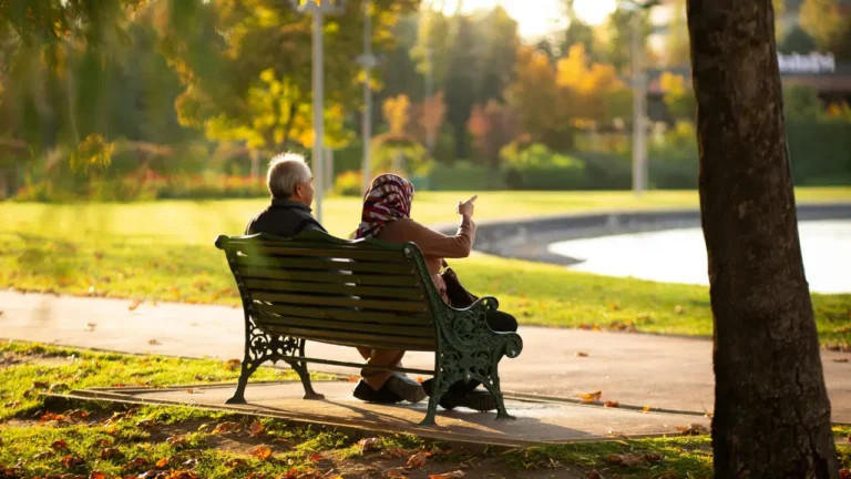 Photo de deux seniors en pleine forme sur un banc