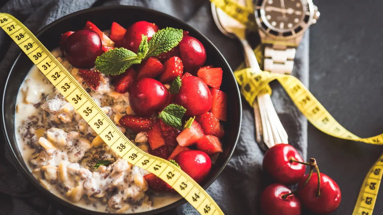 Perte de poids Photo d'un bol de céréal avec des fruits sec, une montre et un ruban pour mesurer illustrant la perte de poids