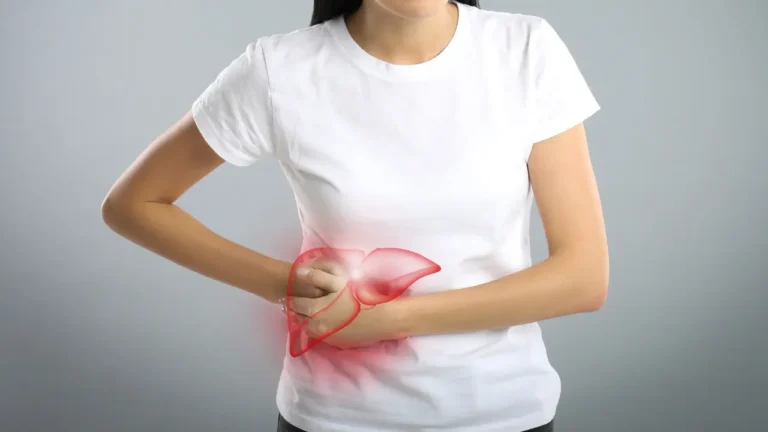 Femme en t-shirt blanc tenant son abdomen avec illustration du foie en surimpression rouge, symbolisant une douleur ou un inconfort hépatique