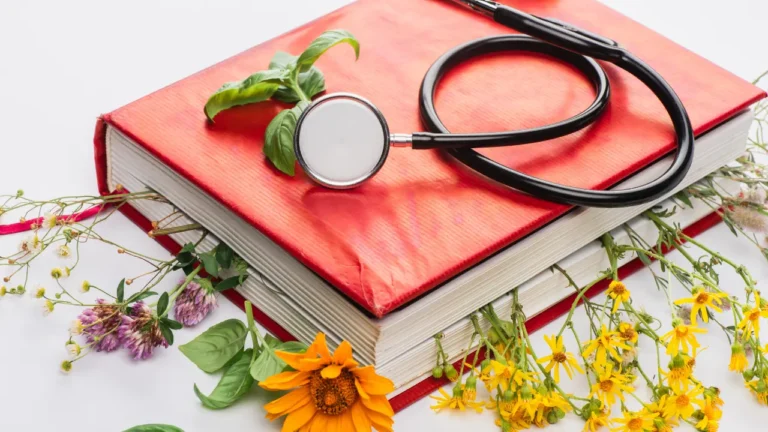 Livre de naturopathie avec stéthoscope et plantes médicinales symbolisant l'alliance entre savoir médical et remèdes naturels